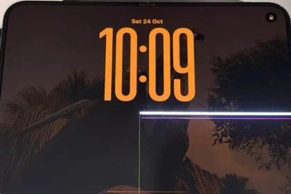Očakávaná novinka od Apple má problém. Majiteľom iPhonu Duo začal praskať displej