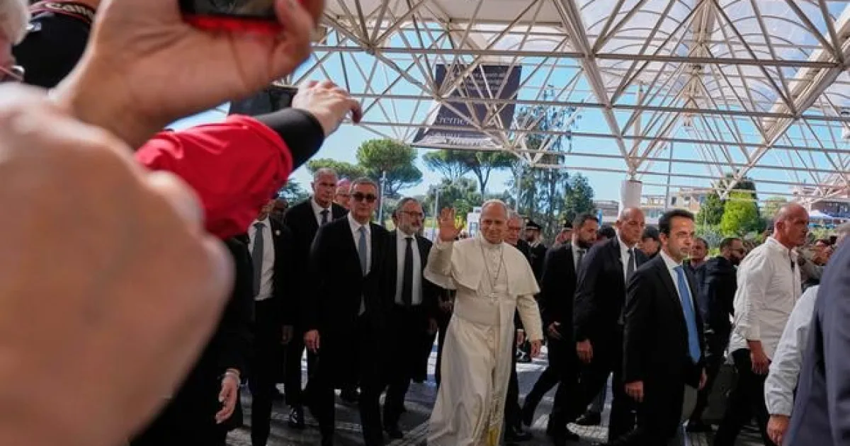 Pápež Lev XIV. prišiel do nemocnice Gemelli, kde ho čaká operácia