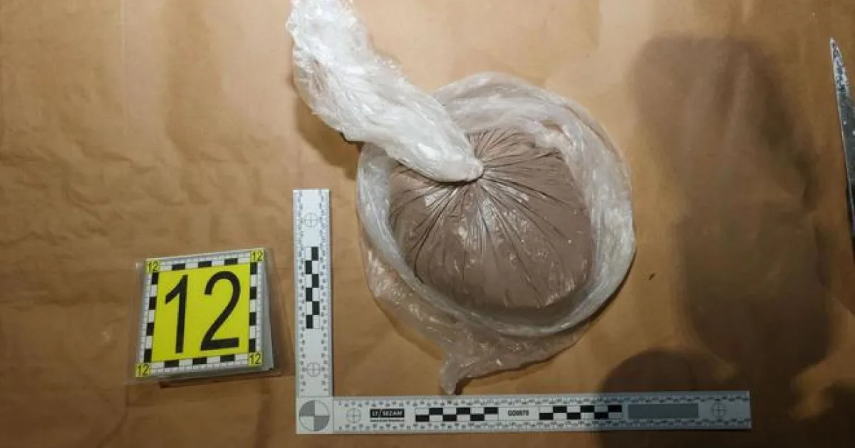 Polícia zadržala niekoľko kíl bielej kryštalickej látky