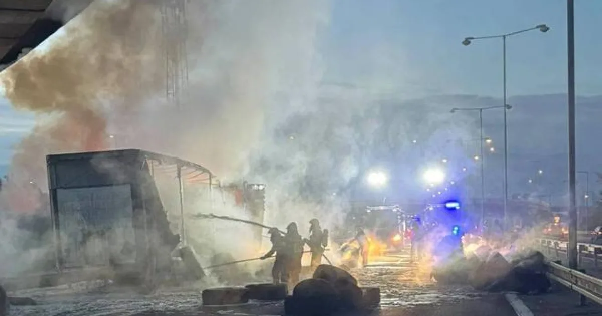 Požiar kamióna uzavrel diaľnicu D2 v Bratislave v smere na Česko