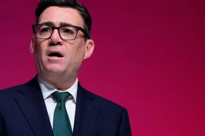 Premiér Burnham: Útok na základňu v Anglicku určite riadil Irán