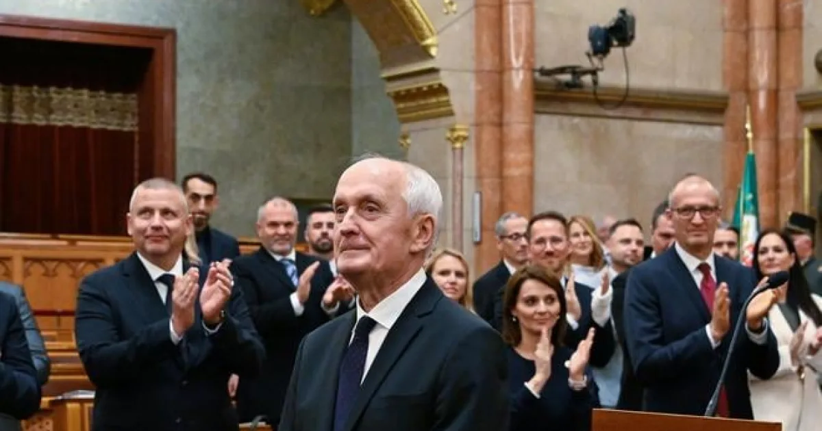 Prezident Maďarska označil situáciu v krajine za pokojnú revolúciu
