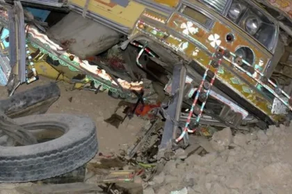 Pri nehode autobusu a nákladného auta v Egypte zahynulo 13 ľudí