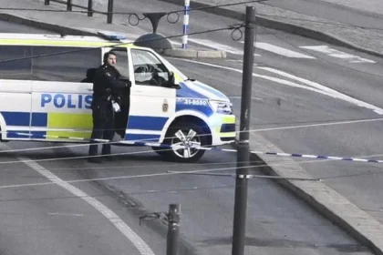 Pri štokholmskom kráľovskom paláci zastrelili policajti ozbrojeného muža