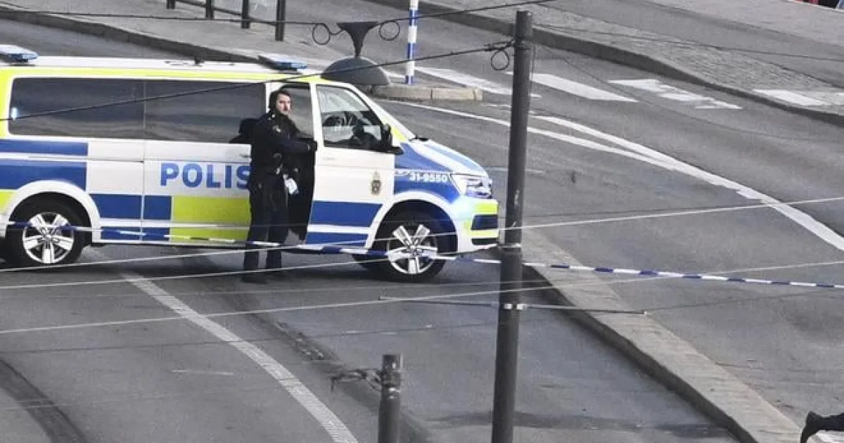 Pri štokholmskom kráľovskom paláci zastrelili policajti ozbrojeného muža