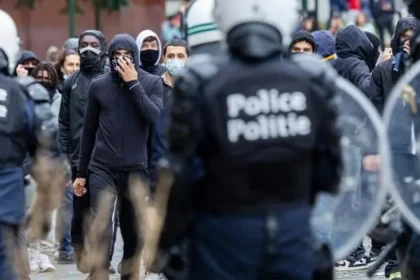 Protest v Bruseli prerástol do násilností, polícia zadržala vyše sto ľudí