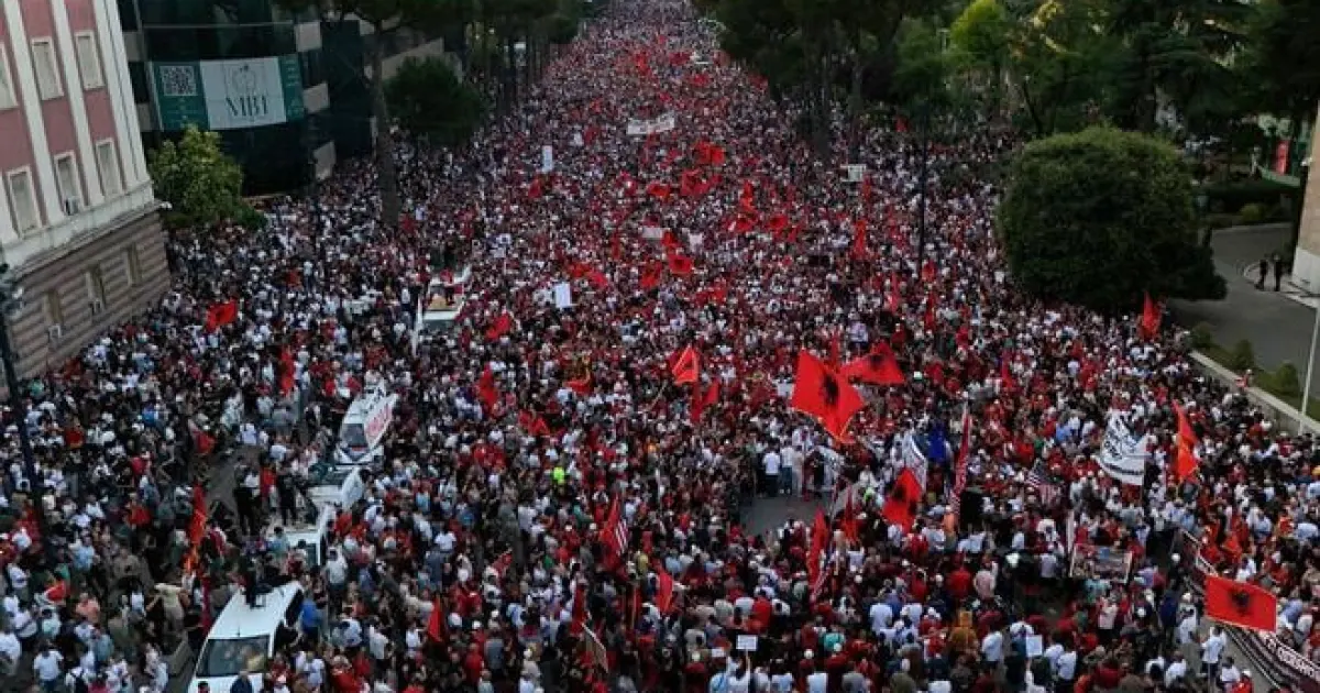 Protesty v Albánsku vyústili do potýčky medzi poslancami v parlamente