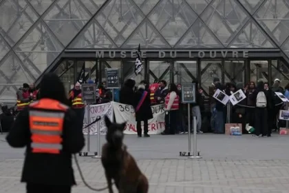 Protesty zablokovali vstupy do parížskeho Louvru