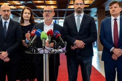 SaS: Koaličná rada len o kreslách, Fico mal ísť do Bruselu