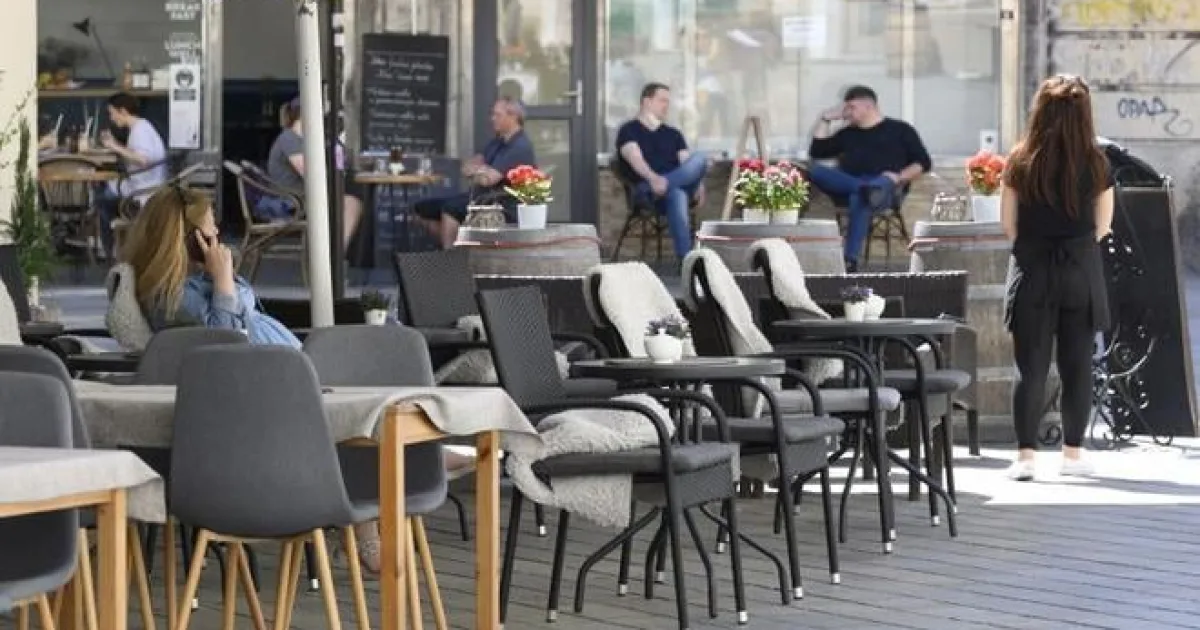 Slováci sa počas leta vrátili do reštaurácií, návštevnosť barov klesla