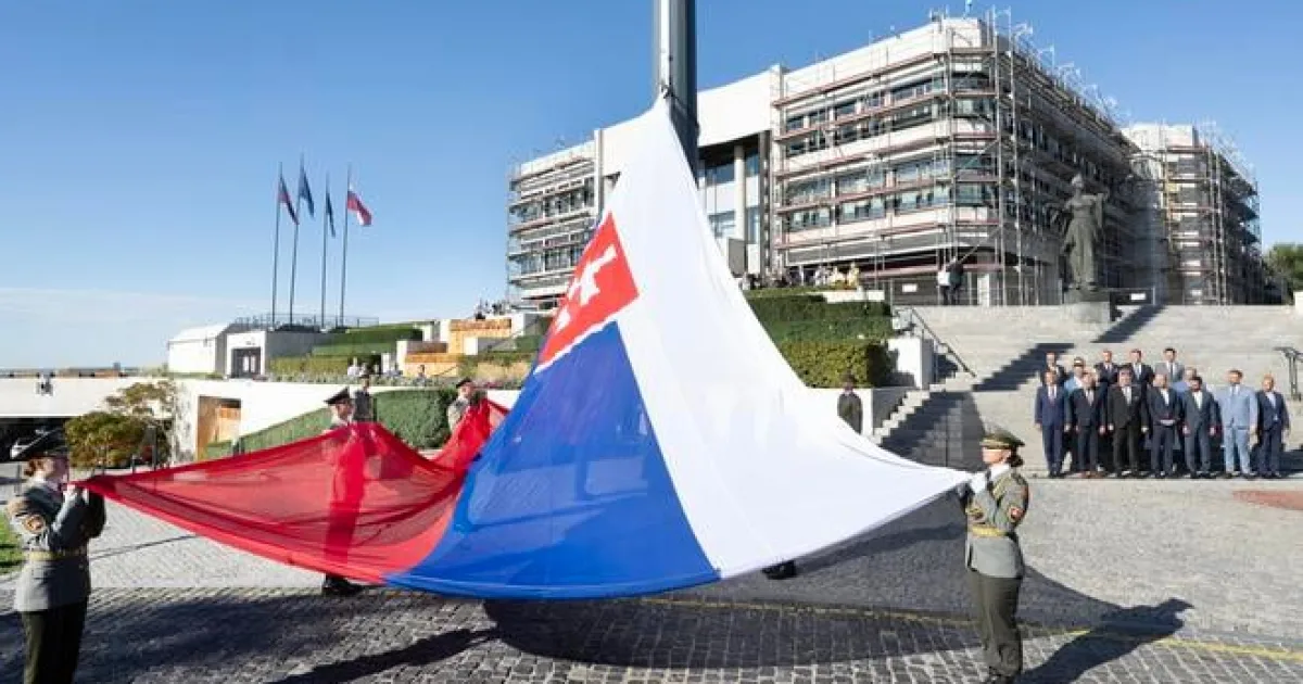 SNS presadila v parlamente Deň štátnej vlajky