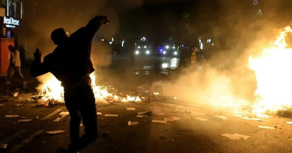 Študentské protesty zachvátili Tiranu, zrážky pokračujú druhý deň