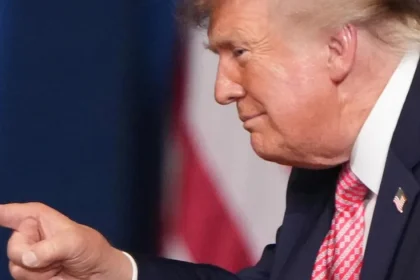 Trump zvažuje presun novinárov z Bieleho domu