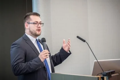 Ústavný právnik: Vláda je pri rozpočte ako dieťa, ktoré sa chytá horúcej pece