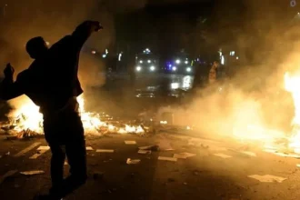 V Albánsku horia autá aj budovy, polícia dostáva za potlačenie protestov odmeny