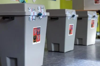 V Česku sa skončilo druhé kolo senátnych volieb, komisie sčítavajú hlasy