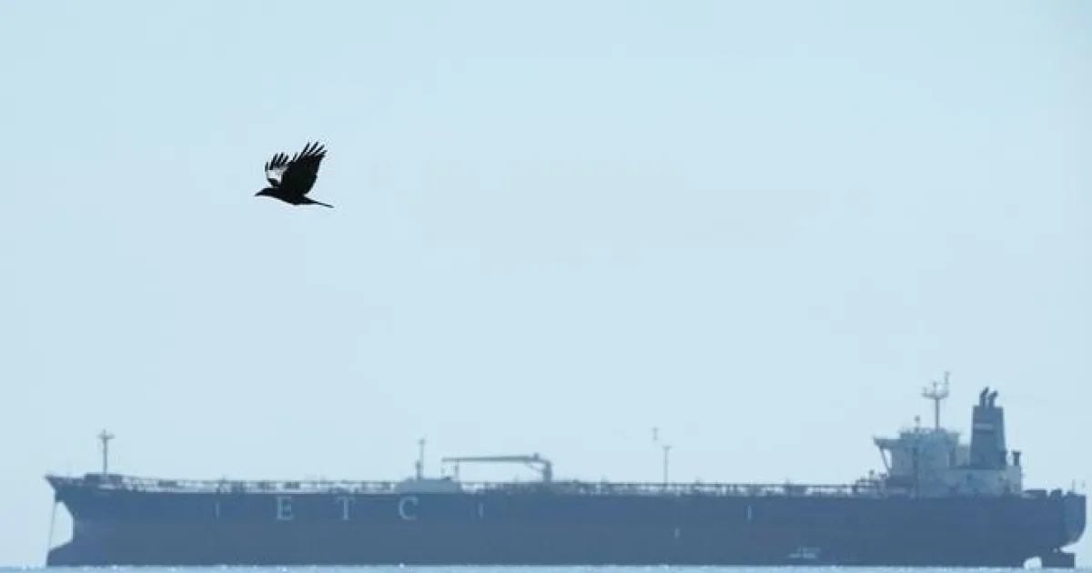 V Hormuzskom prielive horí ropný tanker po náraze do námornej míny