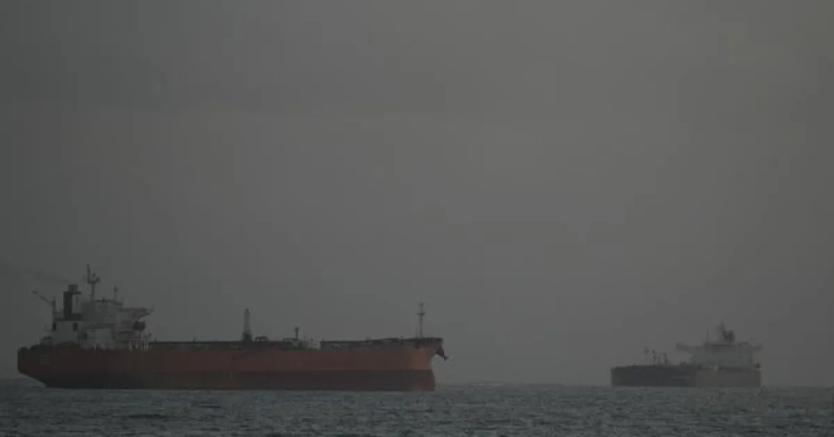 V Hormuzskom prielive horia tri tankery po zásahu mínami