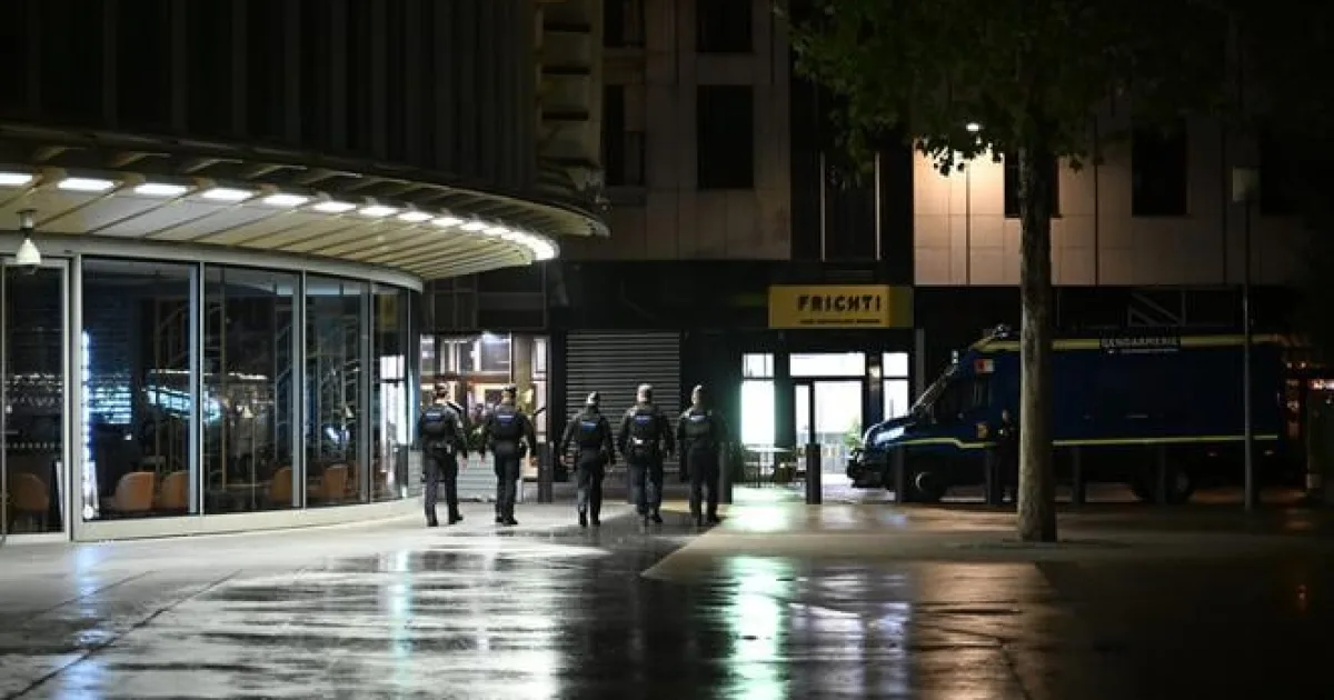 V Paríži platí čiastočný zákaz vychádzania aj ďalšiu noc