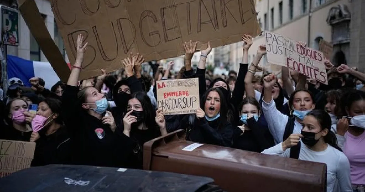 Vo Francúzsku eskalujú študentské protesty, krajná ľavica čelí obvineniam