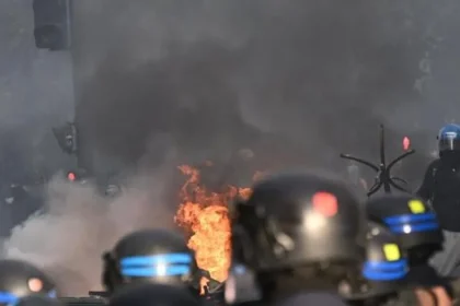 Vo Francúzsku protestovalo proti dražbe státisíce ľudí, zanechali zničené ulice