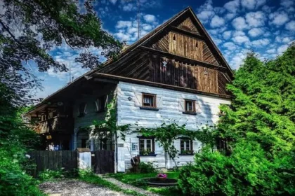 Vymyslel si strašidelnú legendu, potom na chate otvoril starú urnu a zažil desivú noc