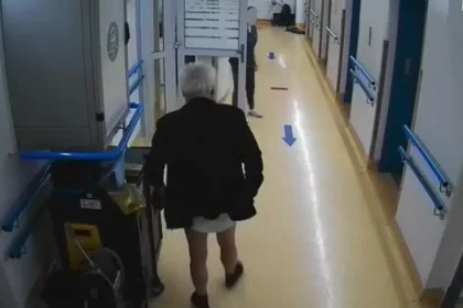 Zdravotníci opisujú útoky pacientov, bitie či držanie pod krkom