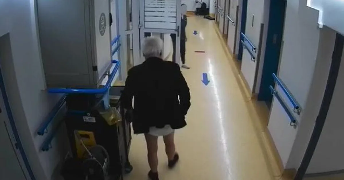 Zdravotníci opisujú útoky pacientov, bitie či držanie pod krkom