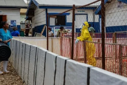 Žena nakazená ebolou cestovala z Ugandy do Nigérie