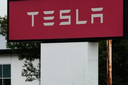 Zisk Tesly klesol, automobilka zvýšila investície