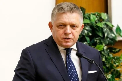 Zľavnené cestovné vo vlakoch bude pokračovať aj v novembri, uviedol premiér